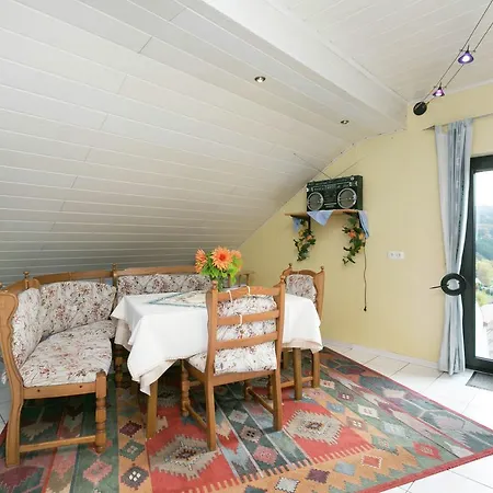 아파트 Cozy Apartment In Lirstal With Meadow Nearby